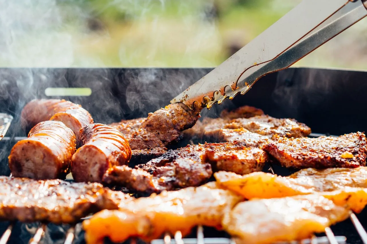Verão: descubra quais são os estilos de cerveja que mais combinam com diferentes carnes servidas no churrasco e acompanhamentos