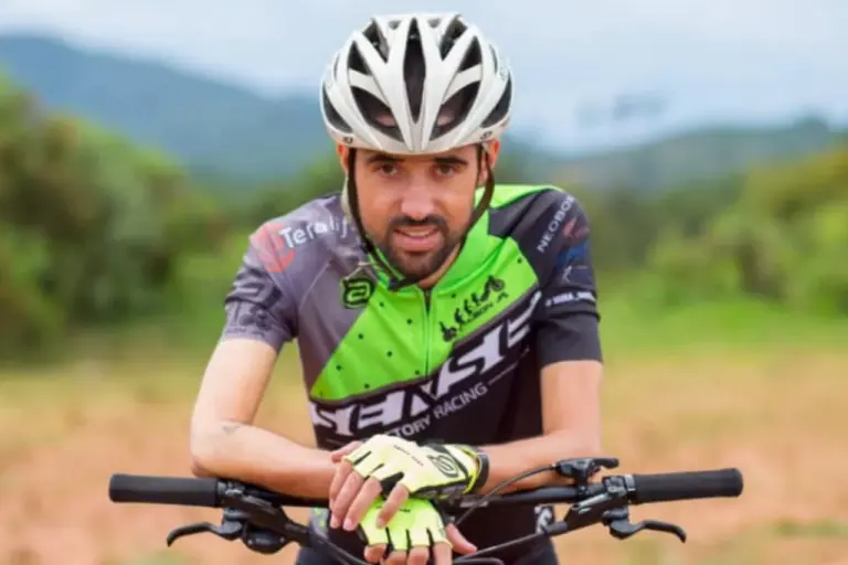 Ciclista profissional que superou a tetraplegia ministra palestra inspiradora como pré-lançamento de empreendimento em São José dos Campos