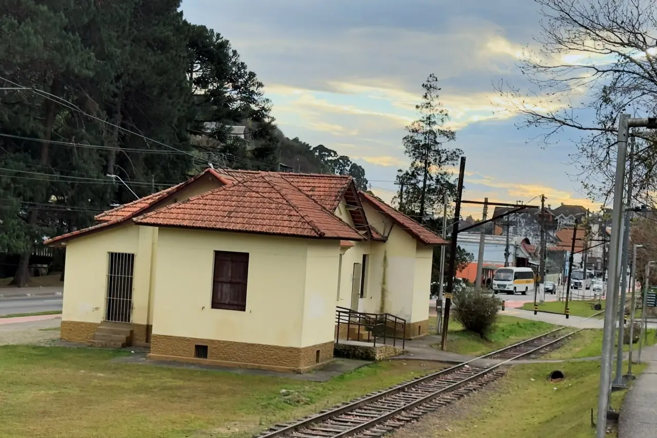 Campos do Jordão amanhece com céu nublado, clima de chuva e movimento intenso nesta quinta-feira