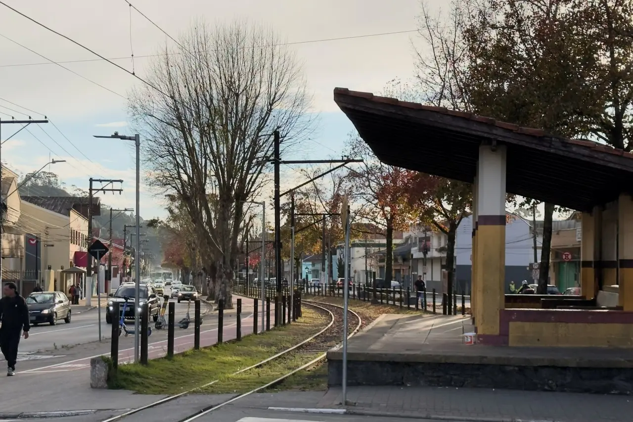 Campos do Jordão amanhece com céu nublado, clima de chuva e movimento intenso nesta quinta-feira