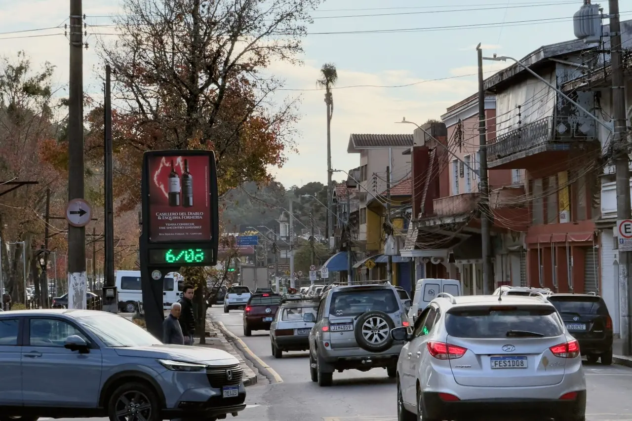 Campos do Jordão amanhece com céu nublado, clima de chuva e movimento intenso nesta quinta-feira