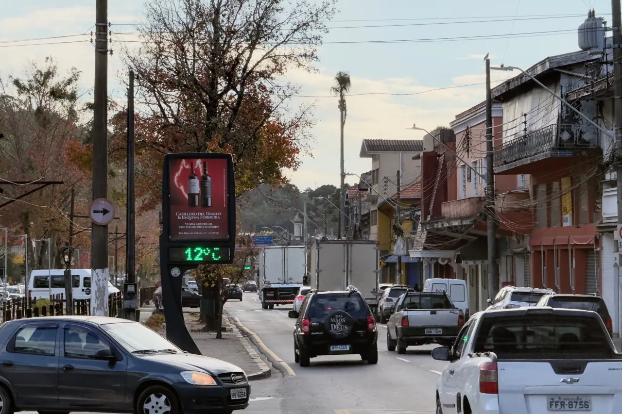 Campos do Jordão amanhece com céu nublado, clima de chuva e movimento intenso nesta quinta-feira