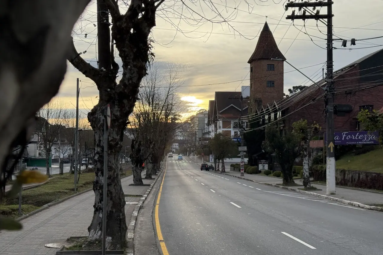 Campos do Jordão amanhece com céu nublado e temperatura de 2°C nesta terça-feira
