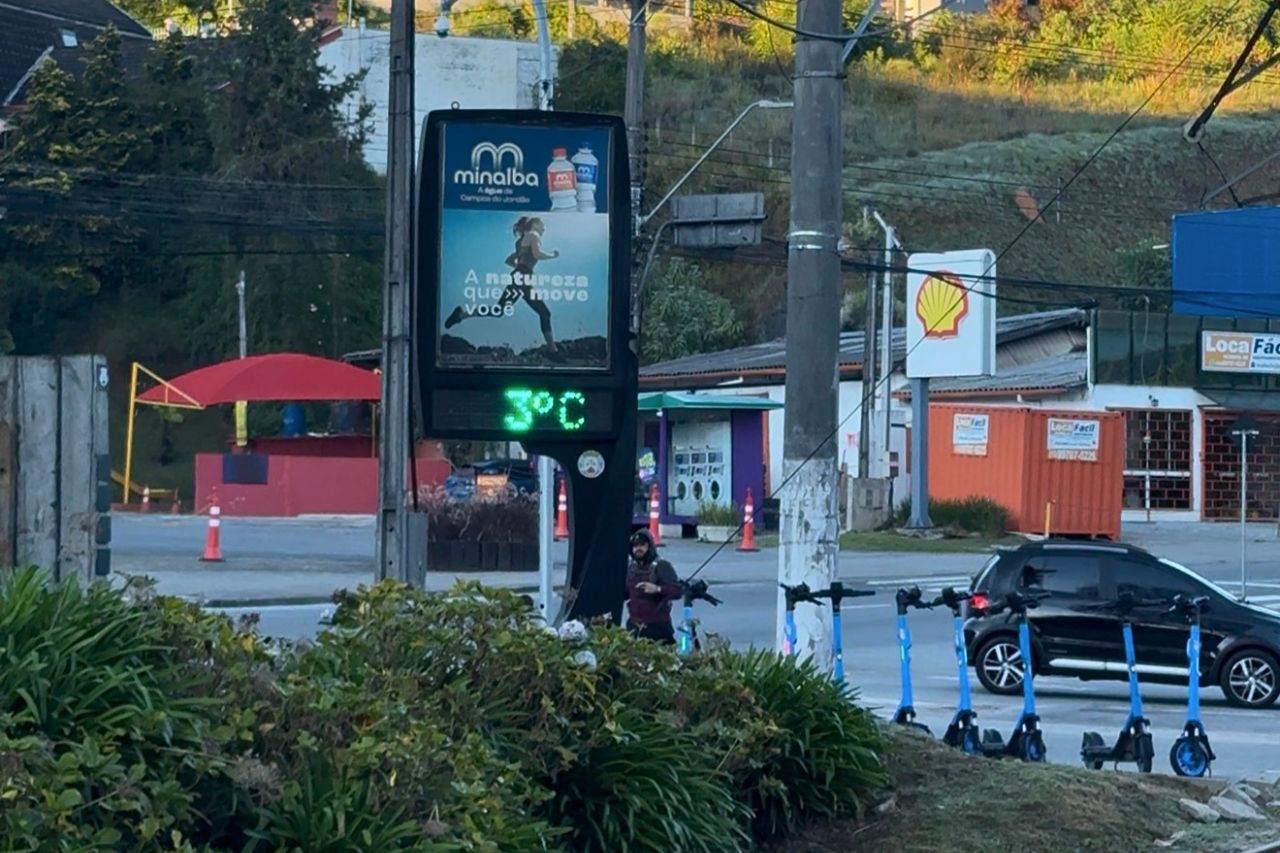 Frio de 3°C e chegada dos primeiros turistas marcam abertura da temporada de inverno em Campos do Jordão