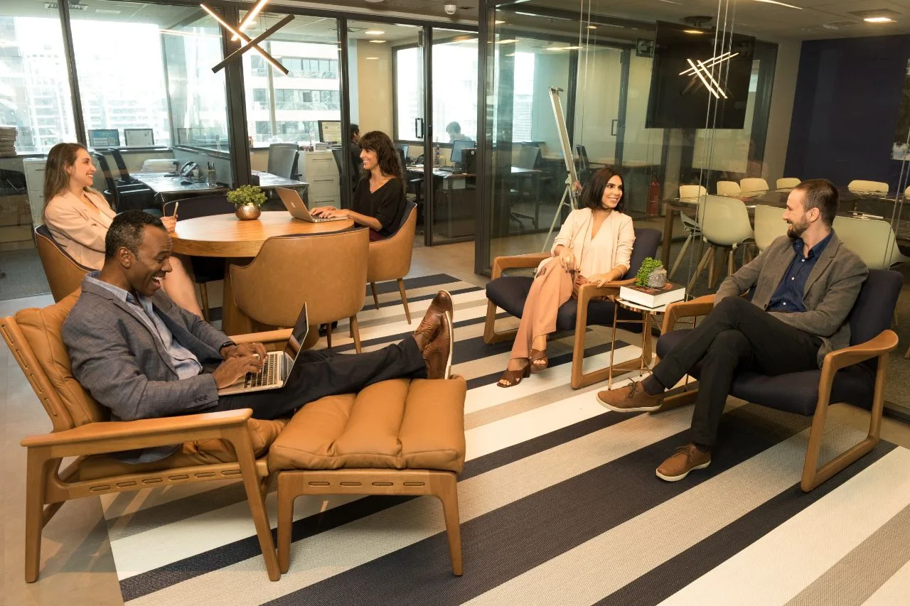 Coworkings faturam, em média, R$ 305 mil por ano no Brasil, aponta o Censo Coworking 2023