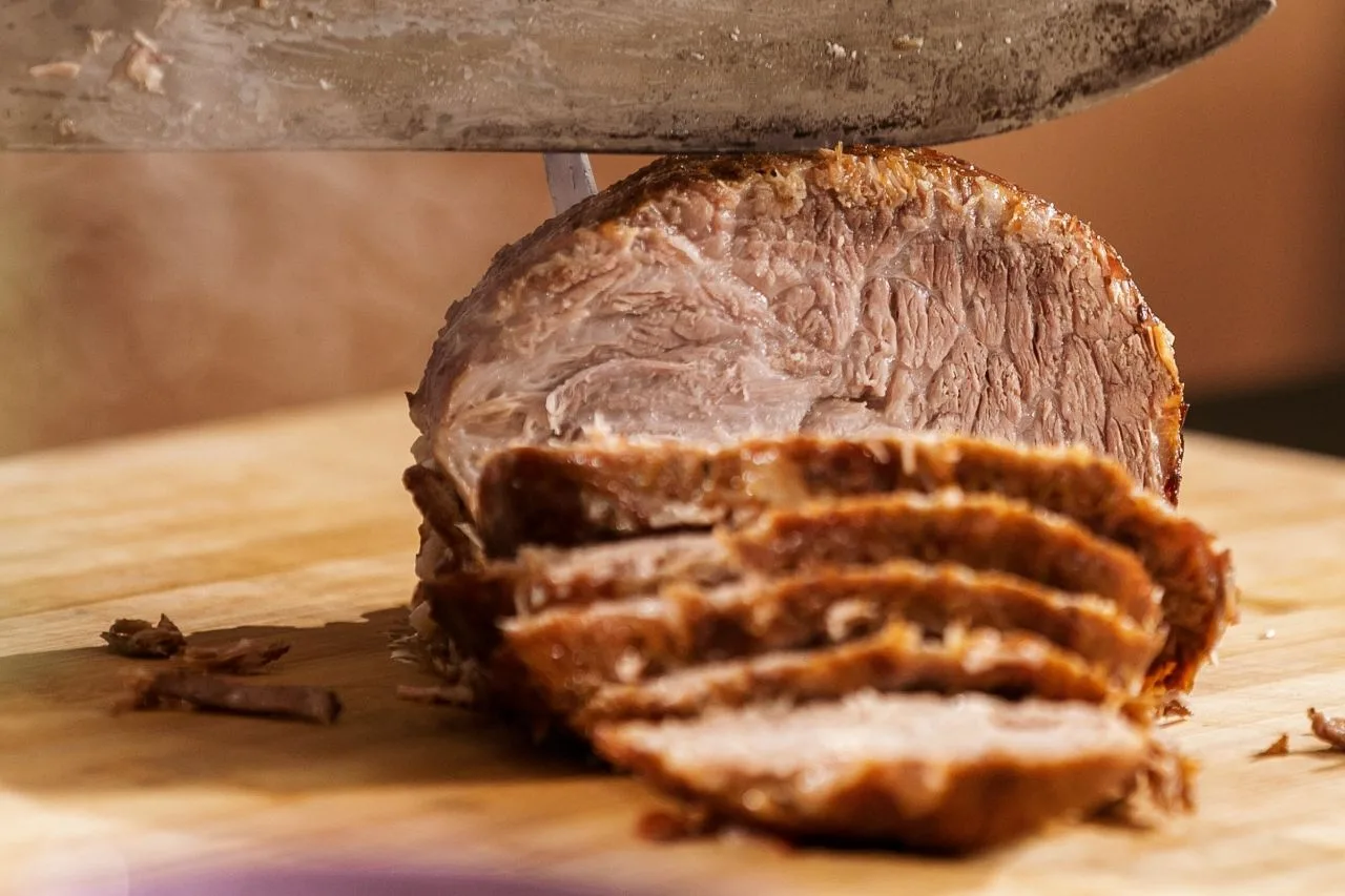 Verão: descubra quais são os estilos de cerveja que mais combinam com diferentes carnes servidas no churrasco e acompanhamentos