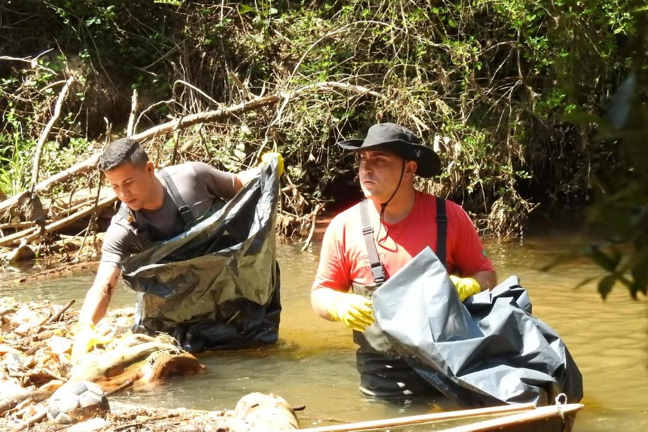Parques de Campos do Jordão Promovem Limpeza da Margem de Rio e Implantação de Ecobarreiras