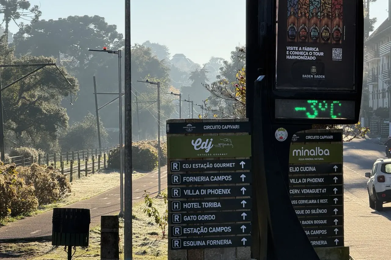 Campos do Jordão amanhece coberta por forte geada e relógios registram -3°C