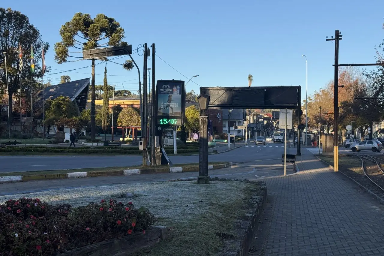 Campos do Jordão amanhece coberta por forte geada e relógios registram -3°C