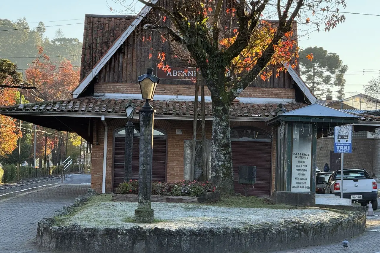 Campos do Jordão amanhece coberta por forte geada e relógios registram -3°C