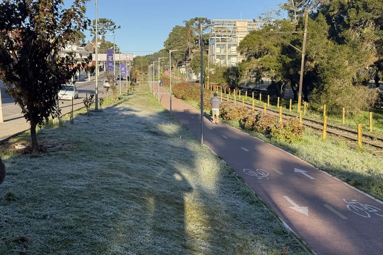 Campos do Jordão amanhece coberta por forte geada e relógios registram -3°C