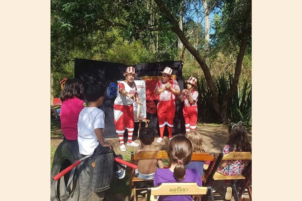 Artistas se apresentam ao ar livre para crianças em imagem fornecida pelo Dona Chica.