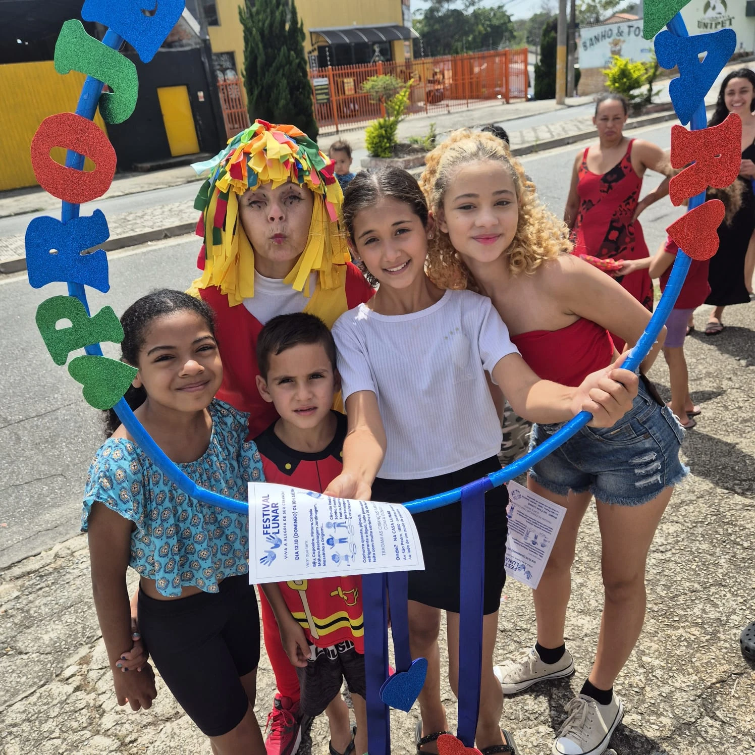 Crianças e participantes posam juntos em atividade do Projeto Lunar.