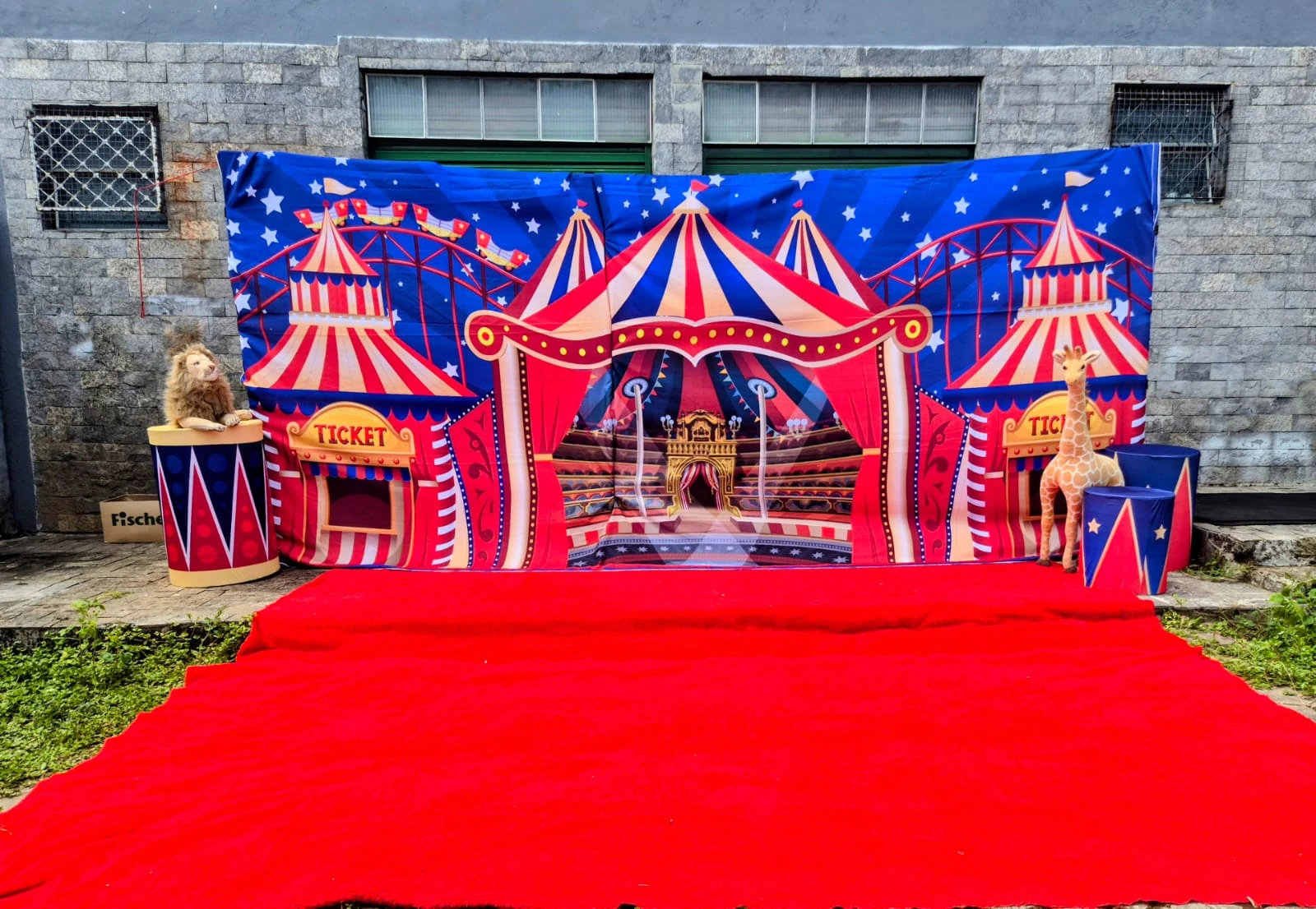 Cenário colorido com tema de circo em espaço de atividades.