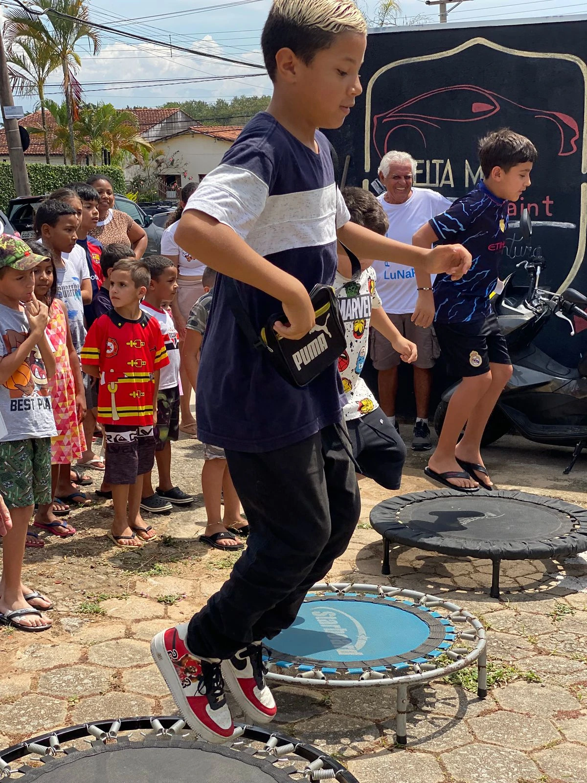 Criança participa de brincadeira com bambolê.