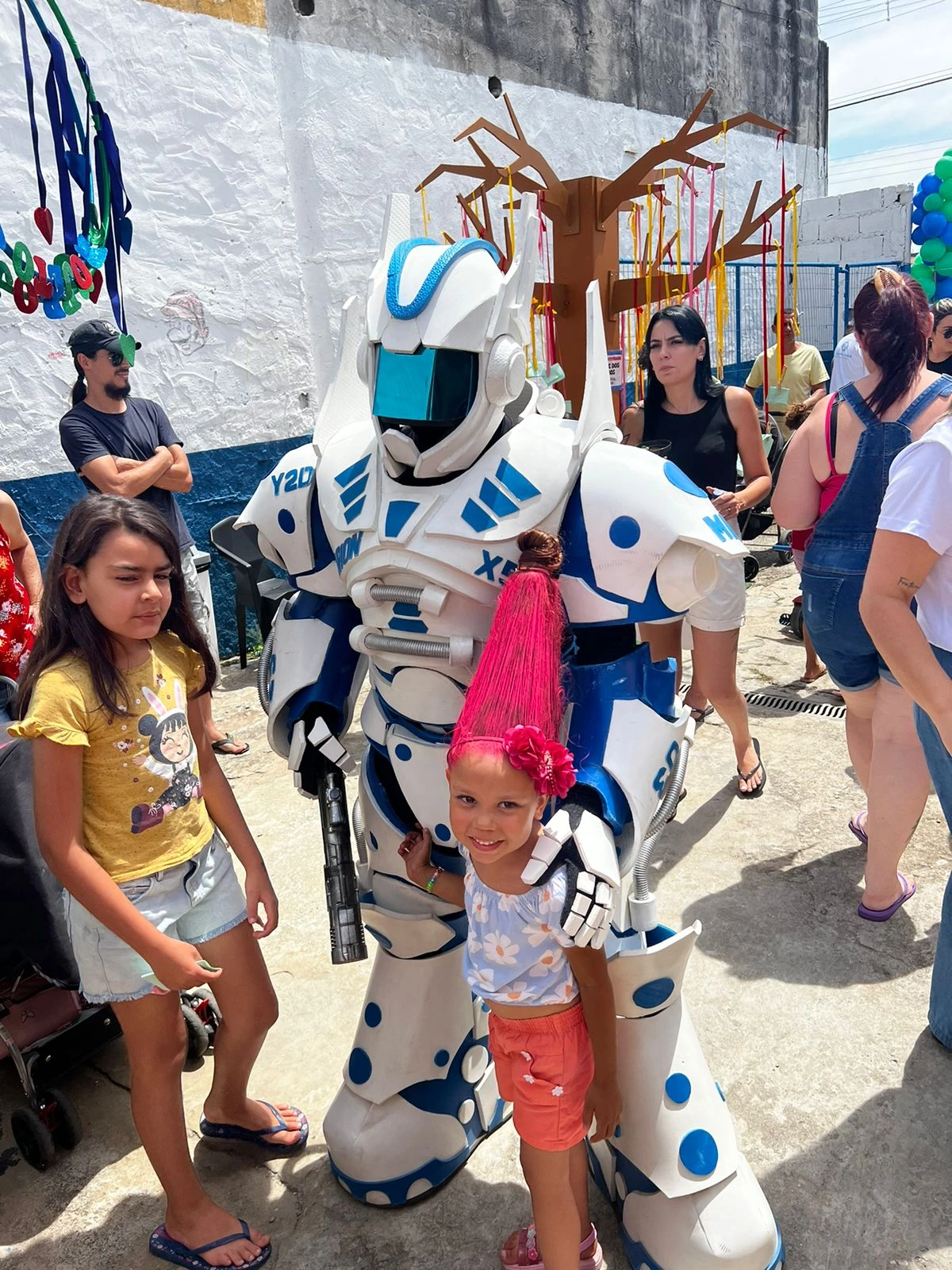 Personagem de robô interage com crianças.