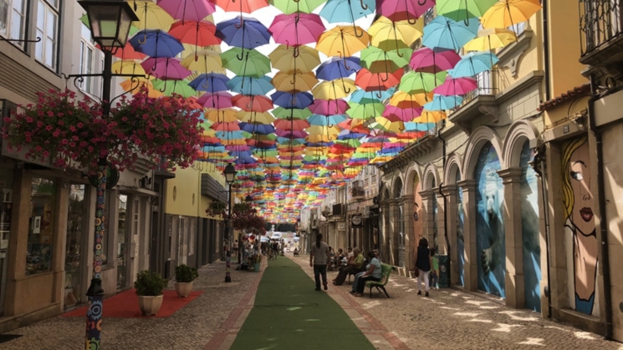 Guaratinguetá ganha colorido especial com decoração de guarda-chuvas
