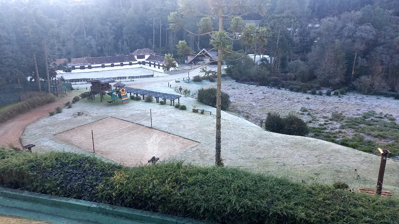 Julho começa com frio intenso e Geada em Campos do Jordão