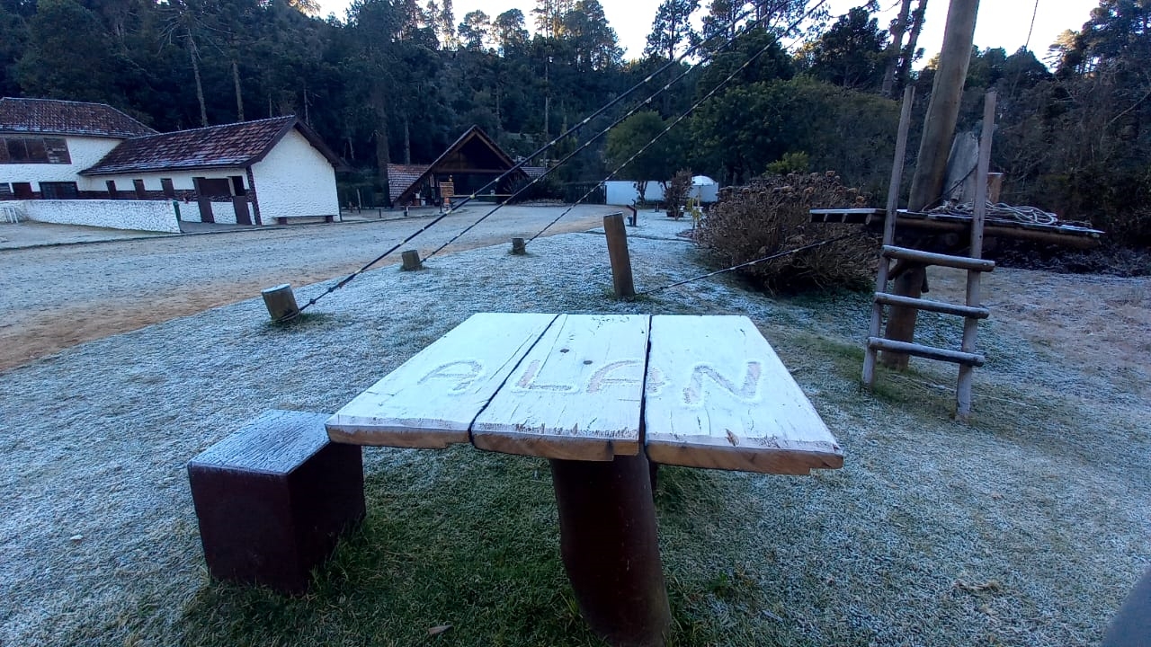 Julho começa com frio intenso e Geada em Campos do Jordão