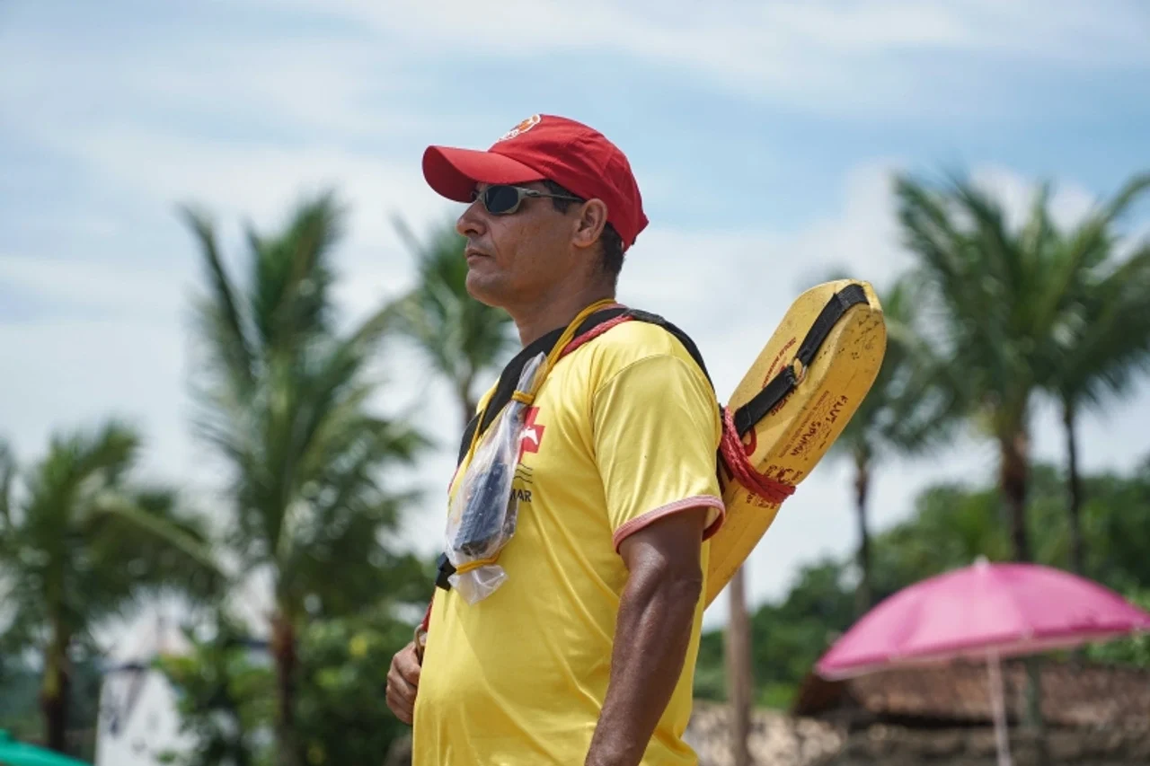 Guarda-vidas com equipamento de salvamento em fotografia divulgada pela Prefeitura de Ilhabela.
