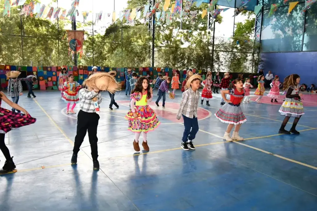 Escola Monteiro Lobato realiza Festa Junina Beneficente aberta à comunidade em São José dos Campos