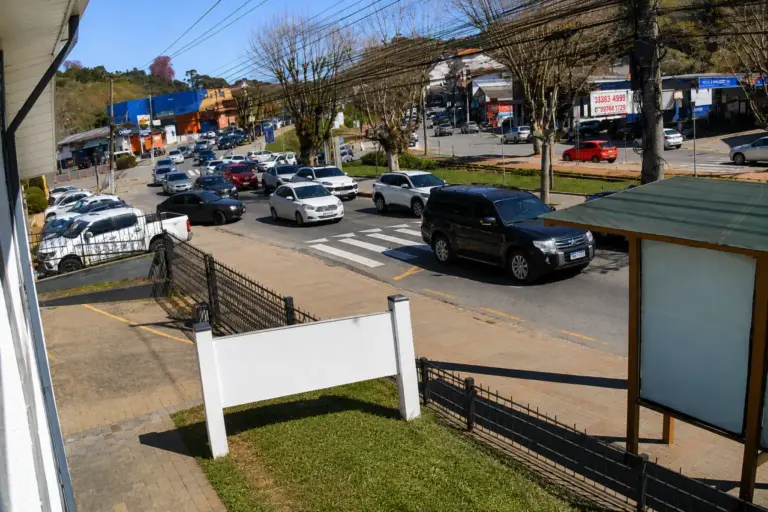 Confira imagens ao vivo do movimento em Vila Jaguaribe e nos acessos a Campos do Jordão