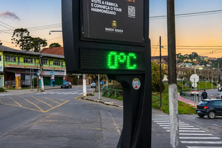 Campos do Jordão amanhece com frio intenso, geada e céu azul nesta terça-feira (14)