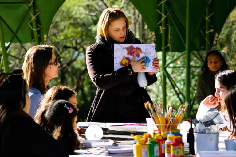 Férias em Campos do Jordão têm oficinas, jogos e música ao pôr do sol no Museu Felícia Leirner