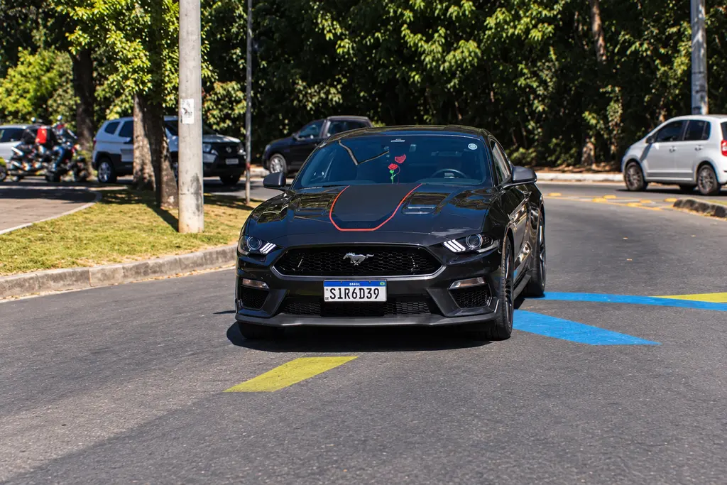 Encontro de Mustangs leva cerca de 40 carros à Praça do Capivari neste sábado