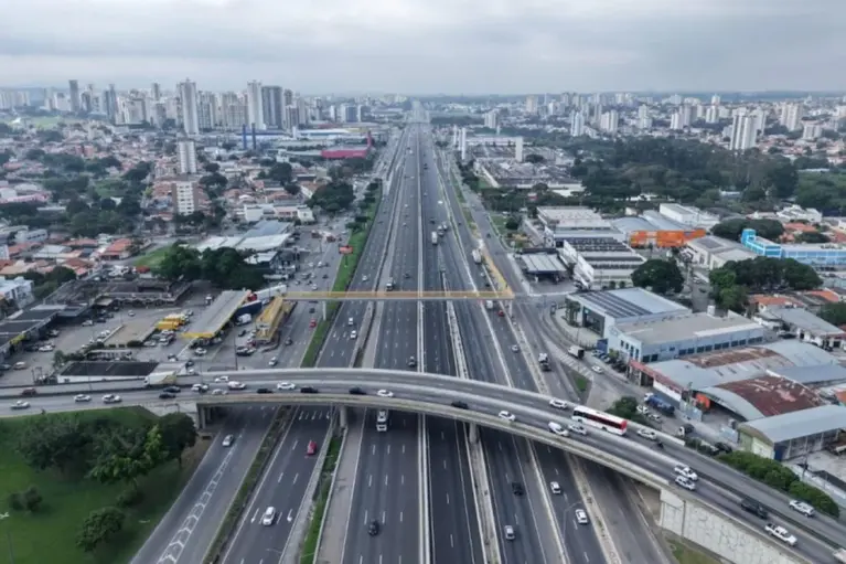 Via Dutra terá operação comboio entre Arujá e São José dos Campos nesta segunda-feira