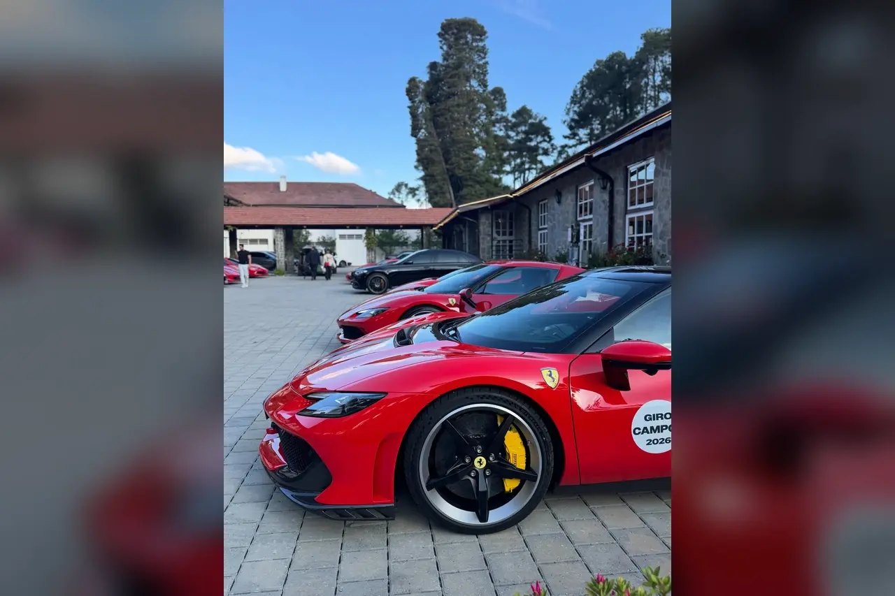 Ferraris reunidas no Hotel Vila Inglesa durante o Giro Campos 2026