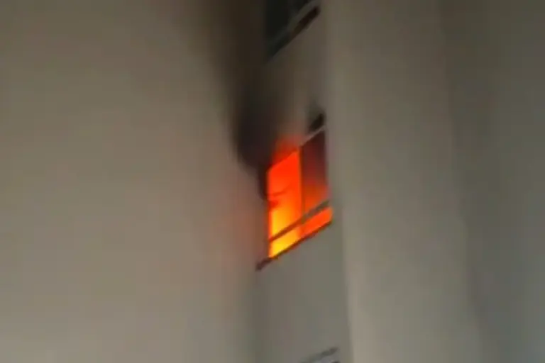 Incêndio atinge apartamento no Cajuru durante a madrugada e mobiliza bombeiros em São José dos Campos