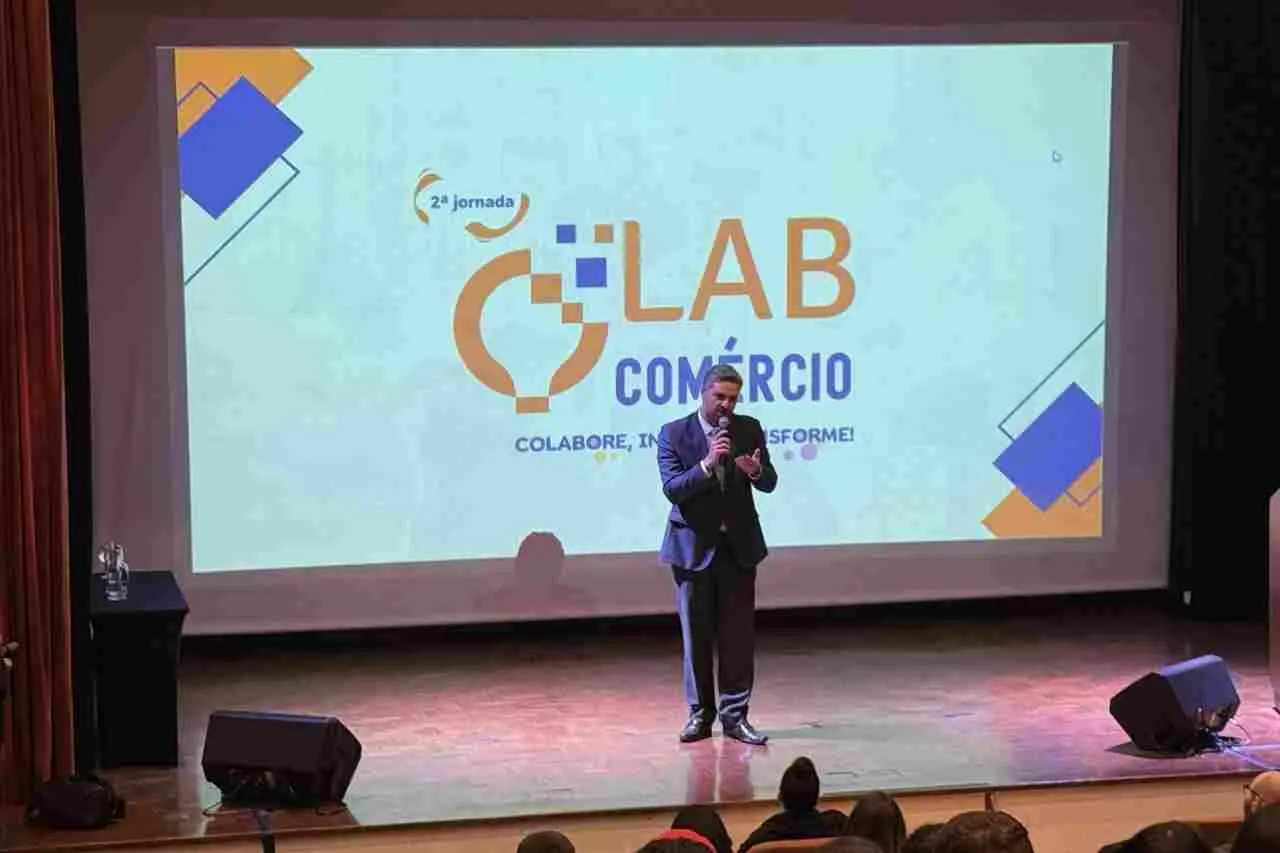 Apresentador no palco durante o encerramento da 2ª Jornada Lab Comércio em Campos do Jordão