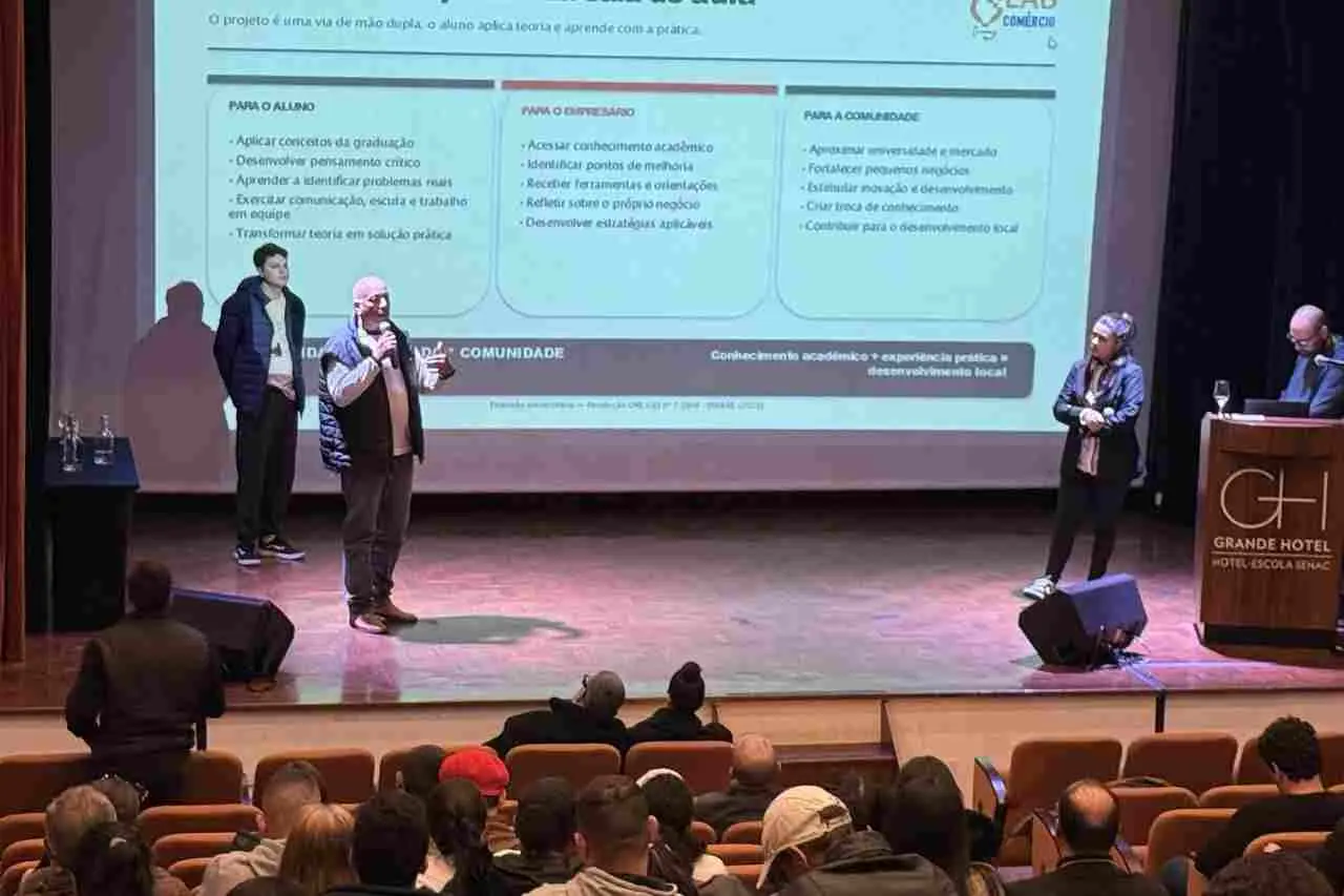 Apresentação de estudantes na 2ª Jornada Lab Comércio em Campos do Jordão