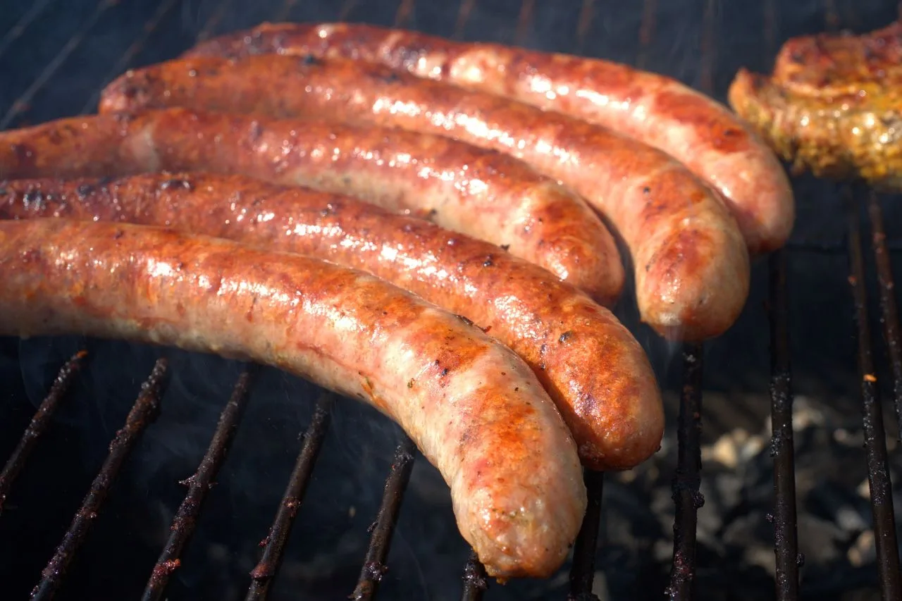 Verão: descubra quais são os estilos de cerveja que mais combinam com diferentes carnes servidas no churrasco e acompanhamentos