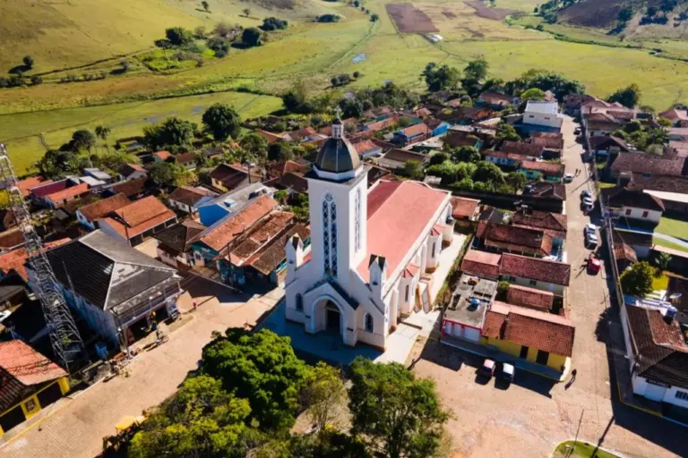 Regularização fundiária em Luminosa possibilita a entrega de 371 registros de imóveis à população