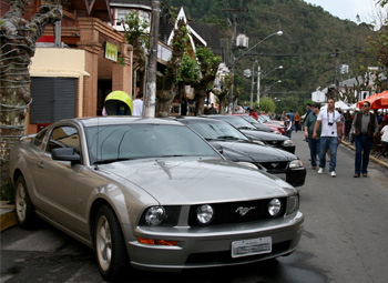 Clube do Mustang enche o centro de Vila Capivari com lindas máquinas