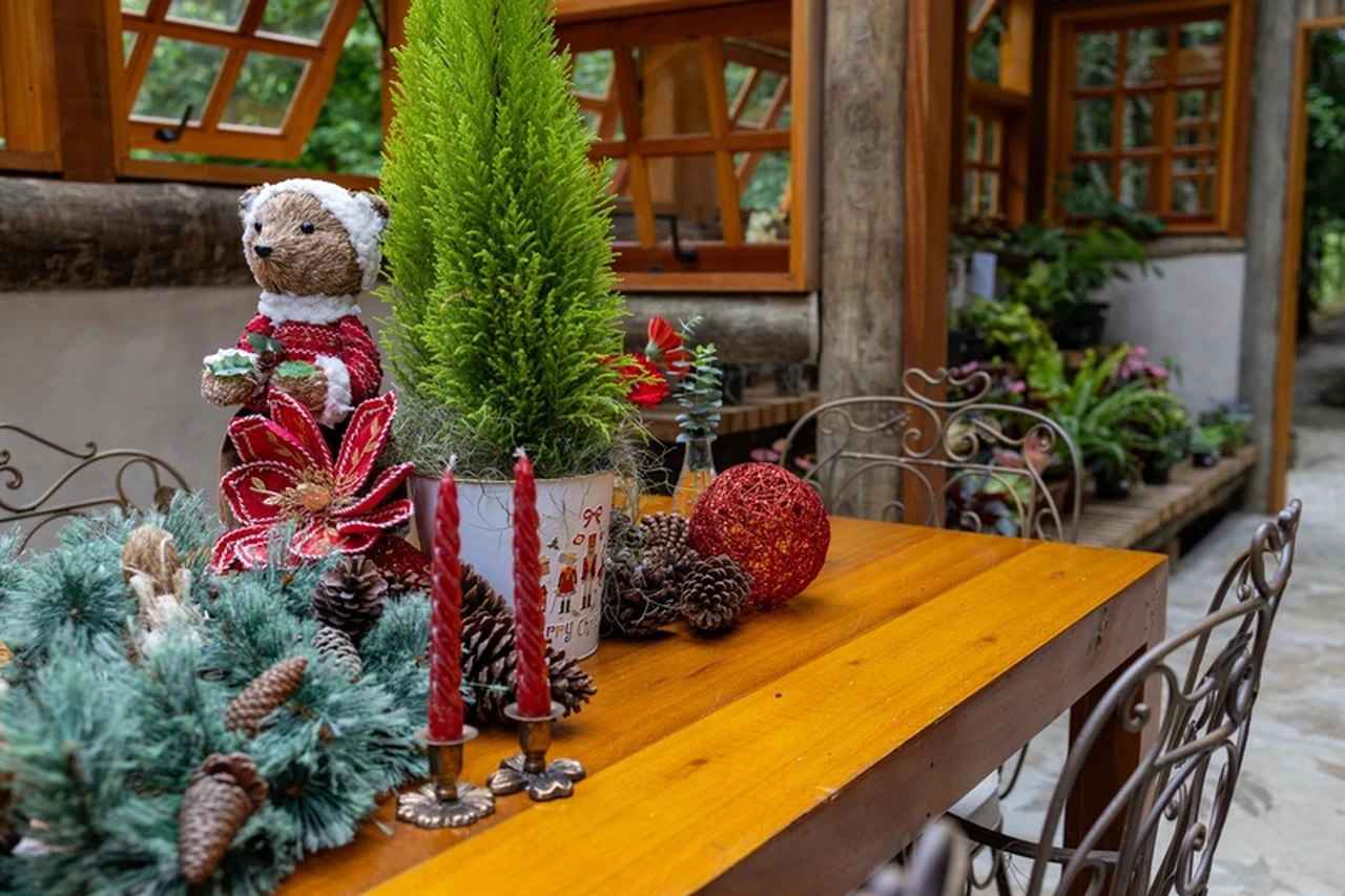 Mesa com enfeites natalinos na Flor & Cultura, no Parque Bambuí.