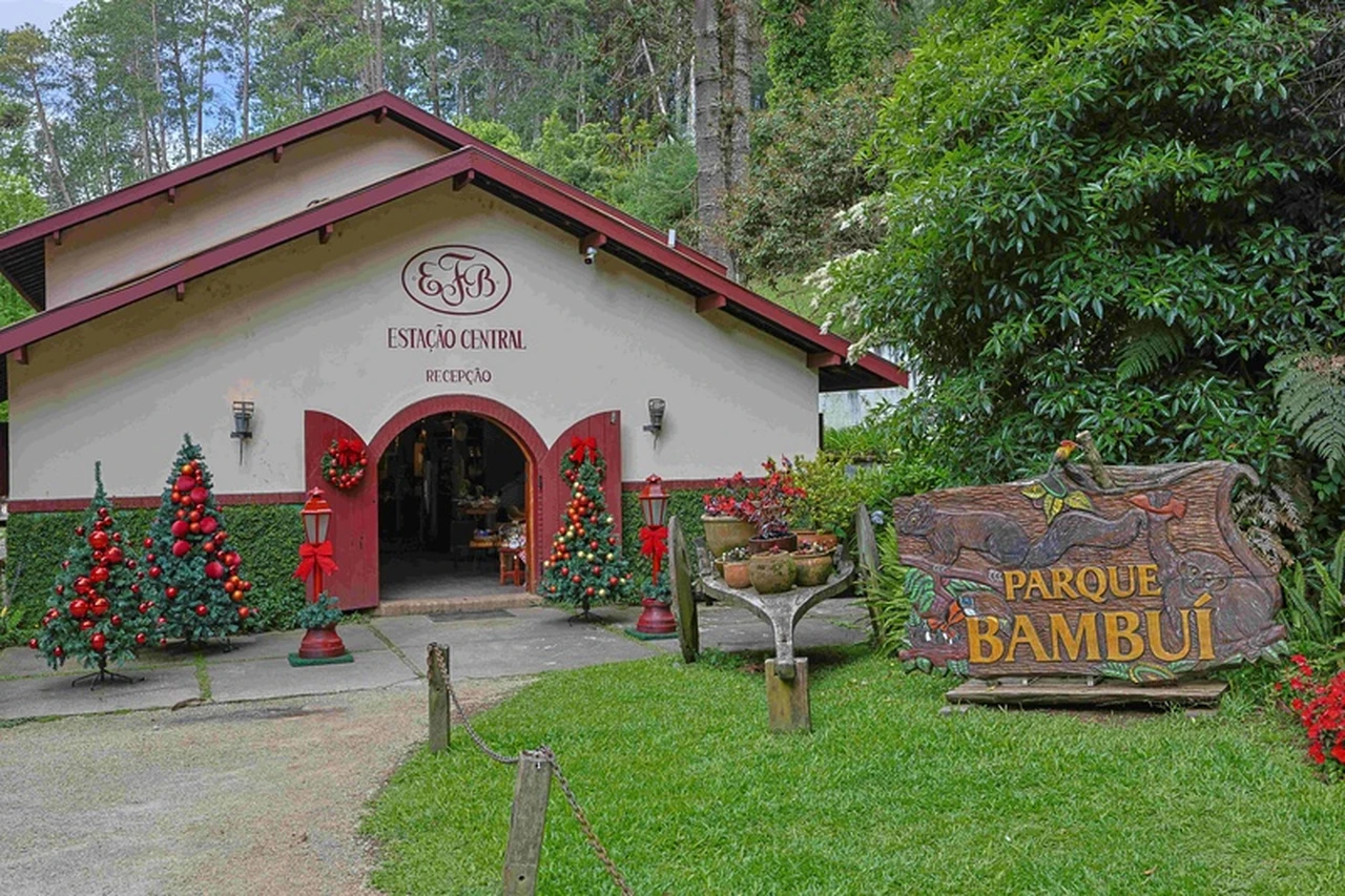 Fachada da estação do Parque Bambuí com árvores de Natal e enfeites vermelhos.