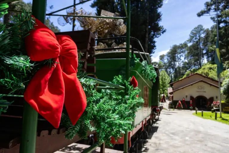 Parque Bambuí abre Natal com Papai Noel e Maria-Fumaça decorada em Campos do Jordão