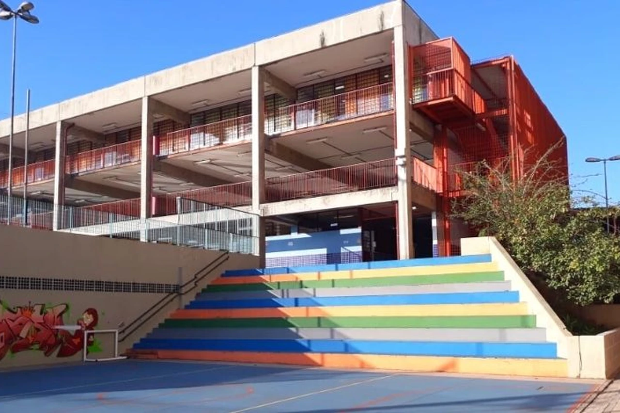 Fachada do CEU São Mateus, com escadaria colorida.