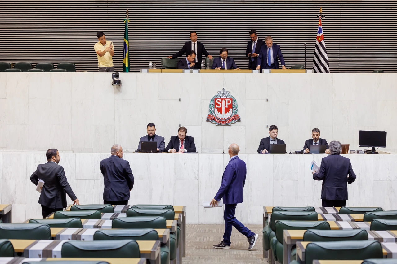 Parlamentares no plenário da Assembleia Legislativa de São Paulo.