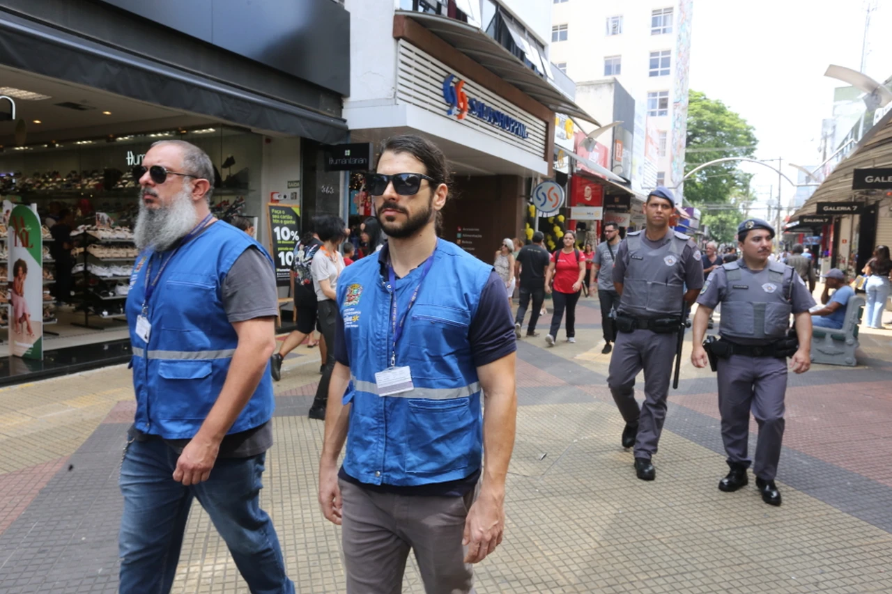 Fiscais e agentes caminham pelo Calçadão de São José dos Campos.