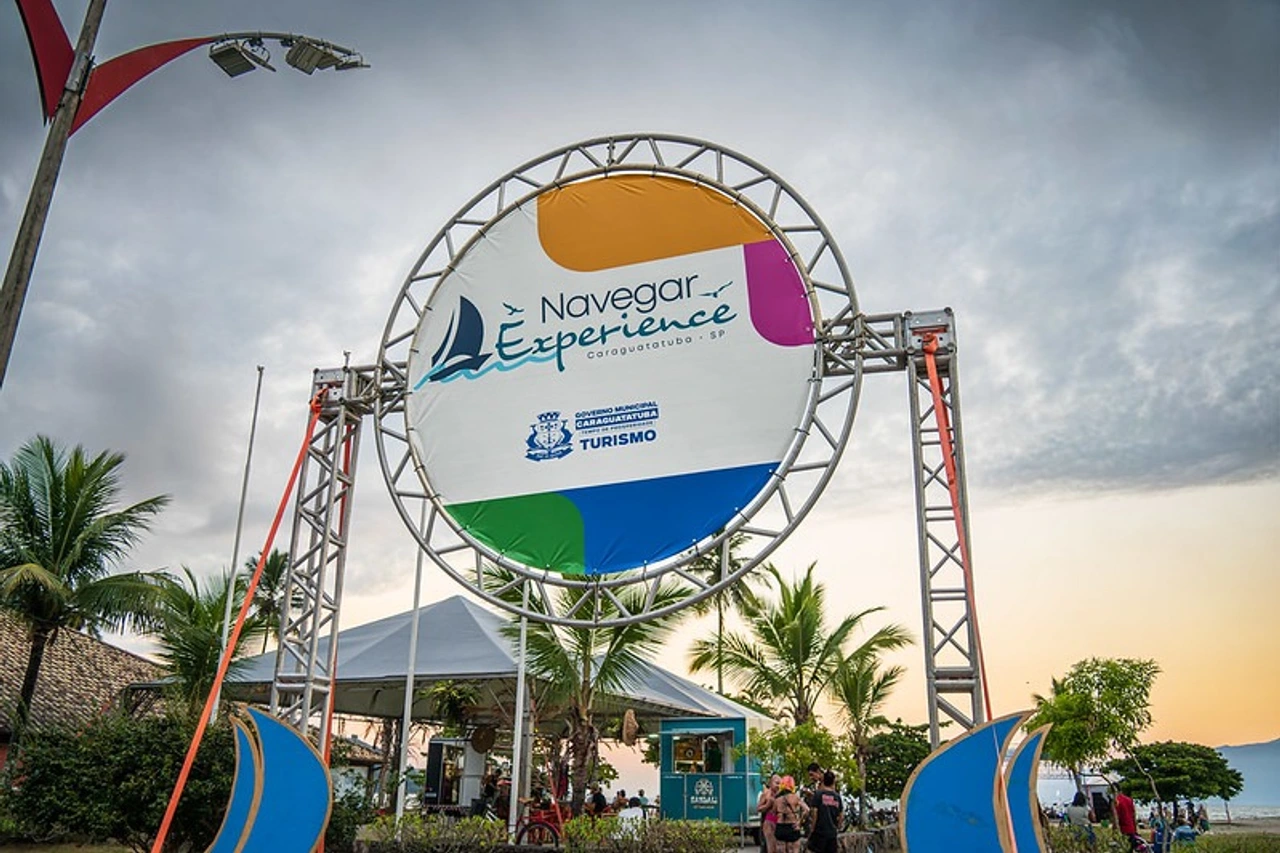 Estrutura circular com identificação do Navegar Experience, próxima à praia em Caraguatatuba.