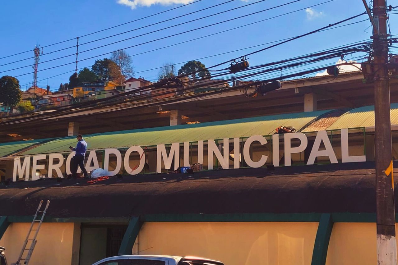 Letreiro iluminado dá início à revitalização do Mercado Municipal
