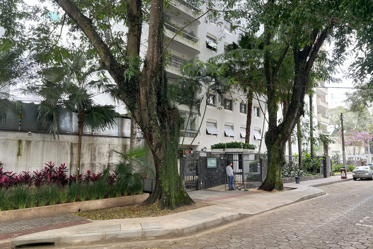 Calçada arborizada em São José dos Campos