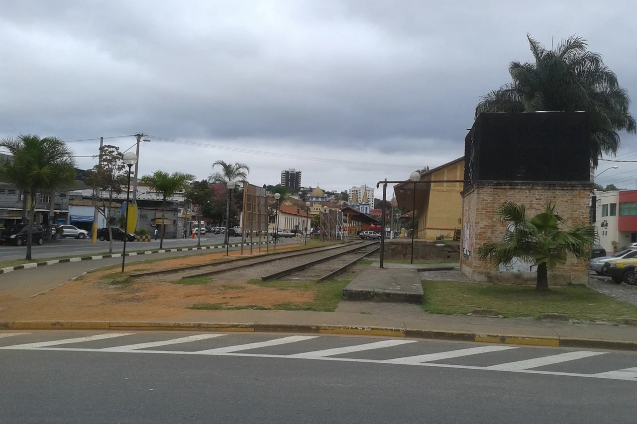Trilhos ferroviários e construções urbanas em Jacareí, em fotografia de arquivo.