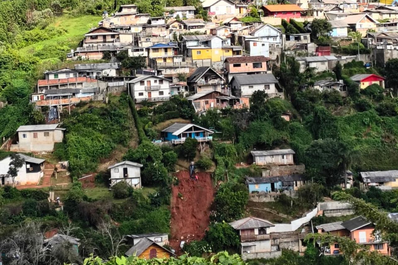 Tempestade histórica despeja 90 mm em menos de uma hora e provoca alagamentos em Campos do Jordão