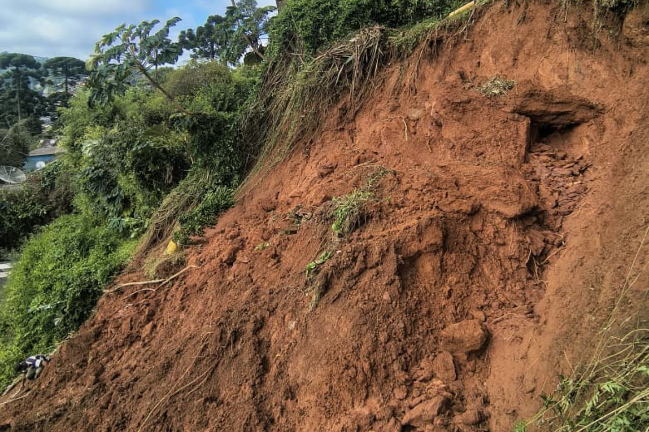 Tempestade histórica despeja 90 mm em menos de uma hora e provoca alagamentos em Campos do Jordão