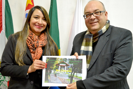 Secretário de Cultura de Campos do Jordão Benílson Toniolo entrega o Certificado para Sandra Mara, responsável pela Gestão de Conteúdo e Mídias Digitais na NetCampos.